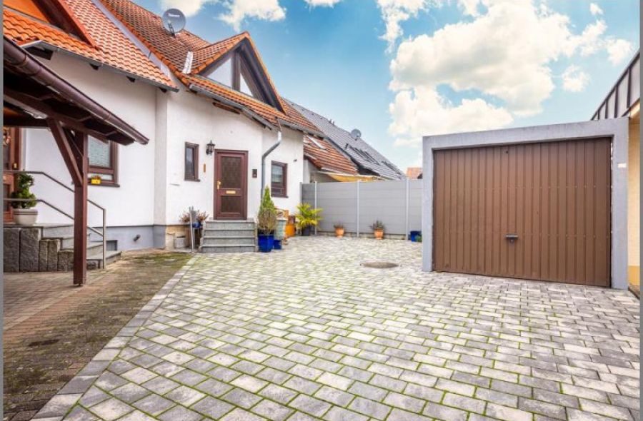 Reihenmittelhaus von Wohngemütlich! Gepflegtes Reihenmittelhaus mit Garten und Garage in Lichtenau bei Dhonau Immobilien-Makler Ortenau