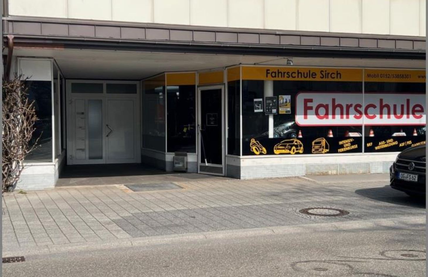 Zugang Ladenlokal von Großes Ladenlokal direkt an der Hauptstraße in Achern bei Dhonau Immobilien-Makler Ortenau