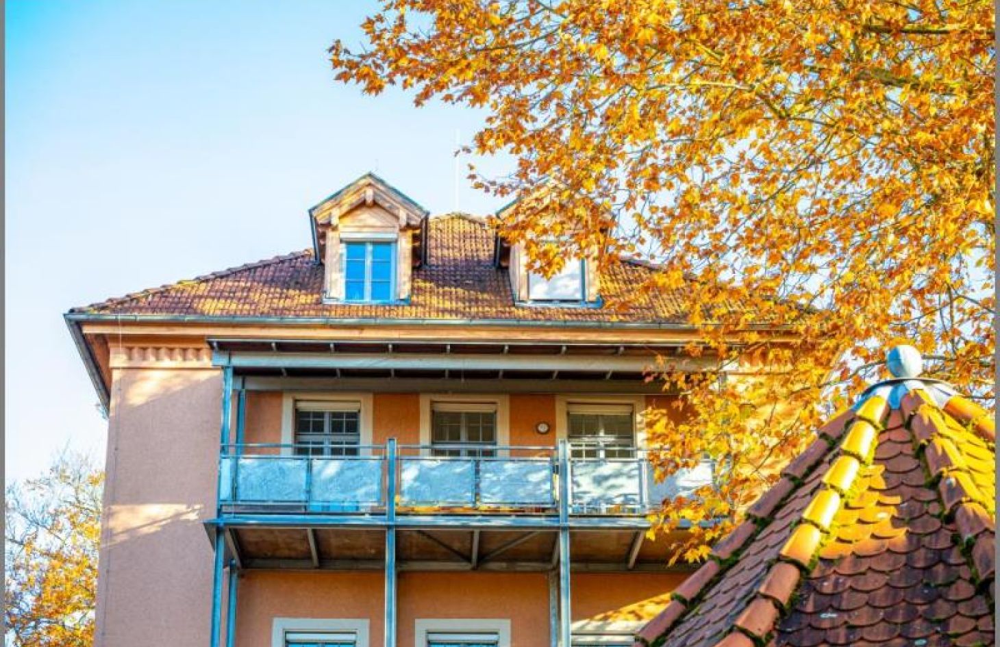 Hausansicht West von Altbauflair und Lebensqualität! Schicke 4-Zimmer-ETW mit Balkon, Garage und Stellplatz in Achern bei Dhonau Immobilien-Makler Ortenau