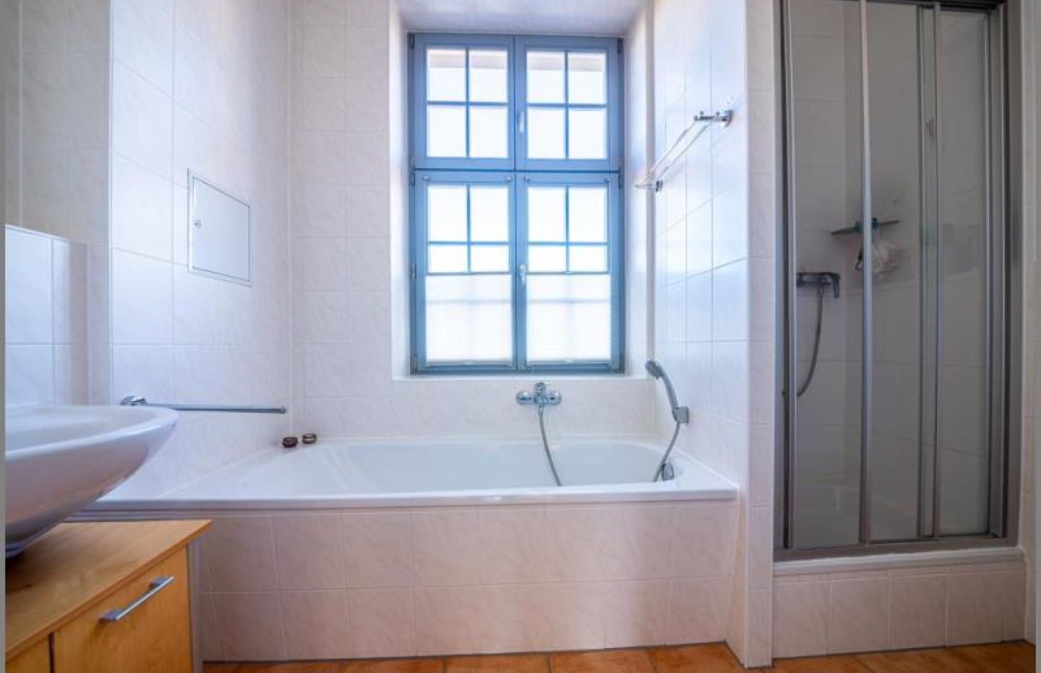 Bad / Dusche / WC von Altbauflair und Lebensqualität! Schicke 4-Zimmer-ETW mit Balkon, Garage und Stellplatz in Achern bei Dhonau Immobilien-Makler Ortenau