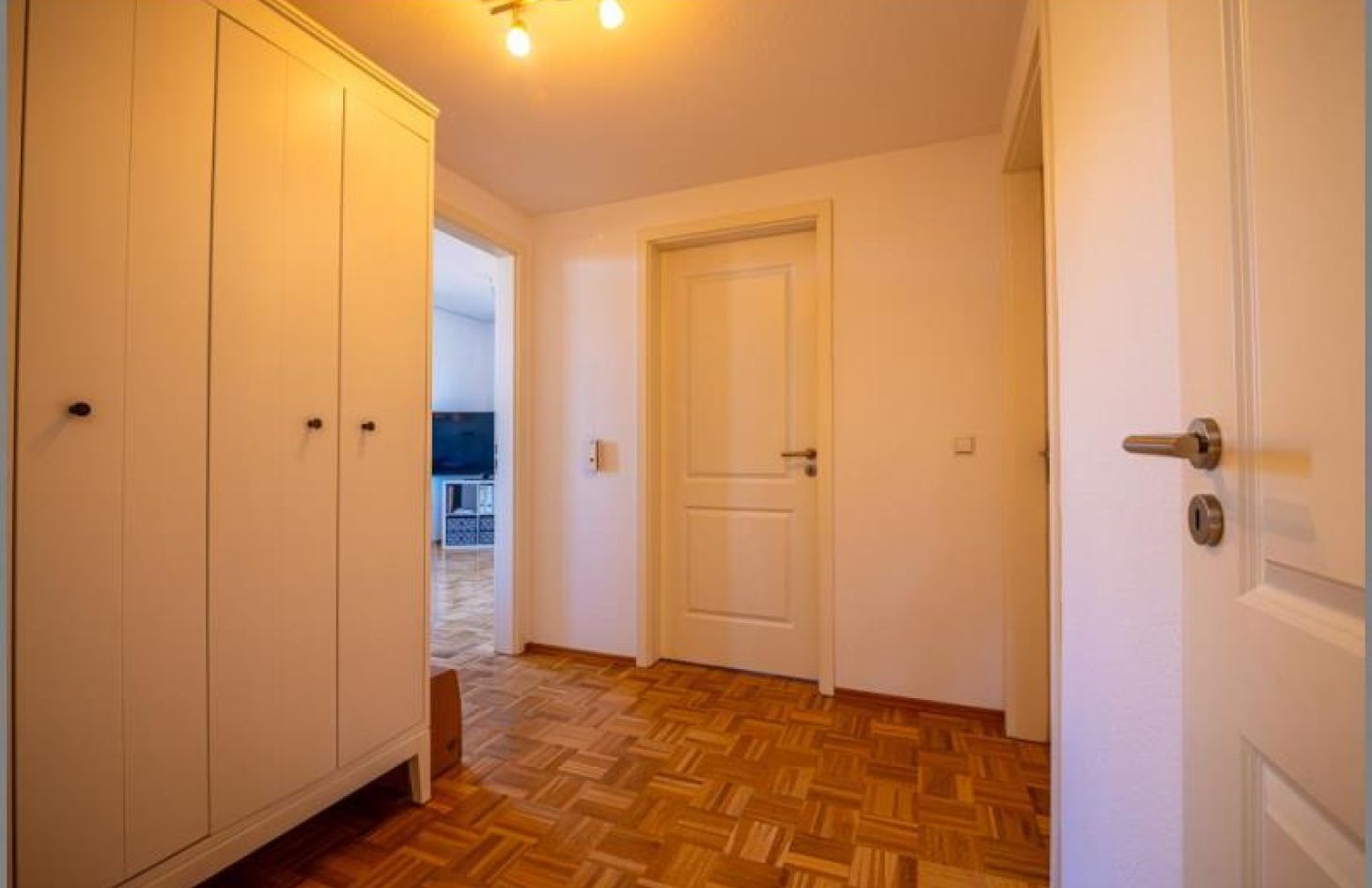 Ankleide / Garderobe / AR von Altbauflair und Lebensqualität! Schicke 4-Zimmer-ETW mit Balkon, Garage und Stellplatz in Achern bei Dhonau Immobilien-Makler Ortenau