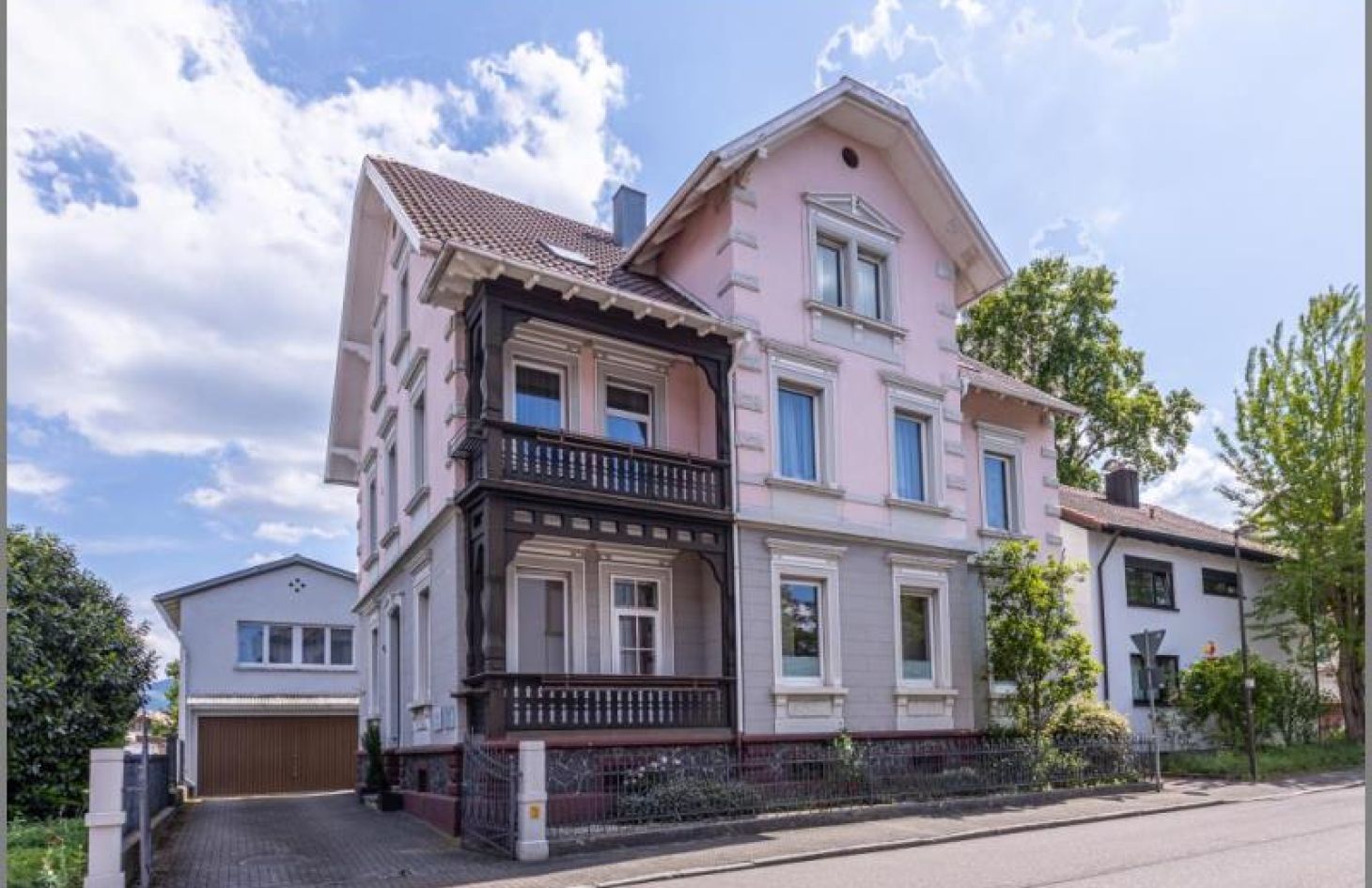 Edles Stadthaus in Achern von Elegante Altbau-Stadtvilla mit 3 Wohnungen / Praxis. 125 Jahre erstklassig! in Achern / Stadt bei Dhonau Immobilien-Makler Ortenau