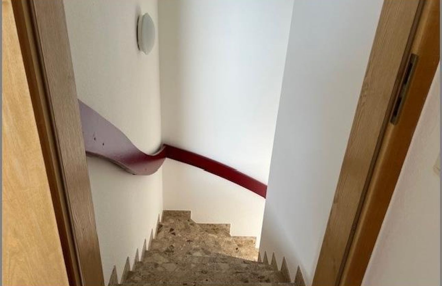 Treppenaufgang von Gemütliche 2-Zimmer-Dachgeschoss-Wohnung mit großem Balkon in Rheinau-Rheinbischofsheim bei Dhonau Immobilien-Makler Ortenau