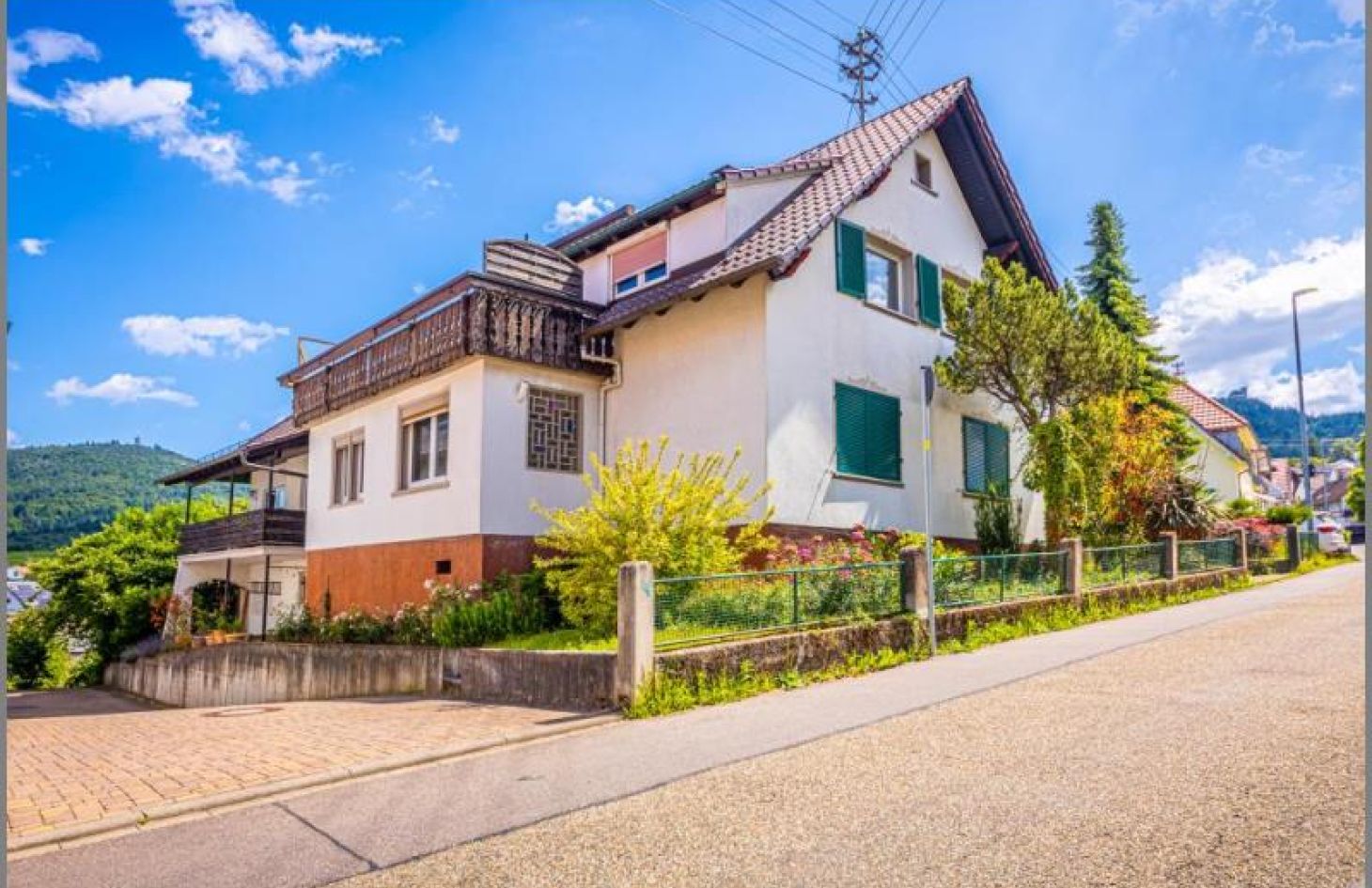 Straßenansicht von Teilsaniertes, großzügiges Zweifamilien-Anwesen mit Baugrundstück! in Baden-Baden bei Dhonau Immobilien-Makler Ortenau