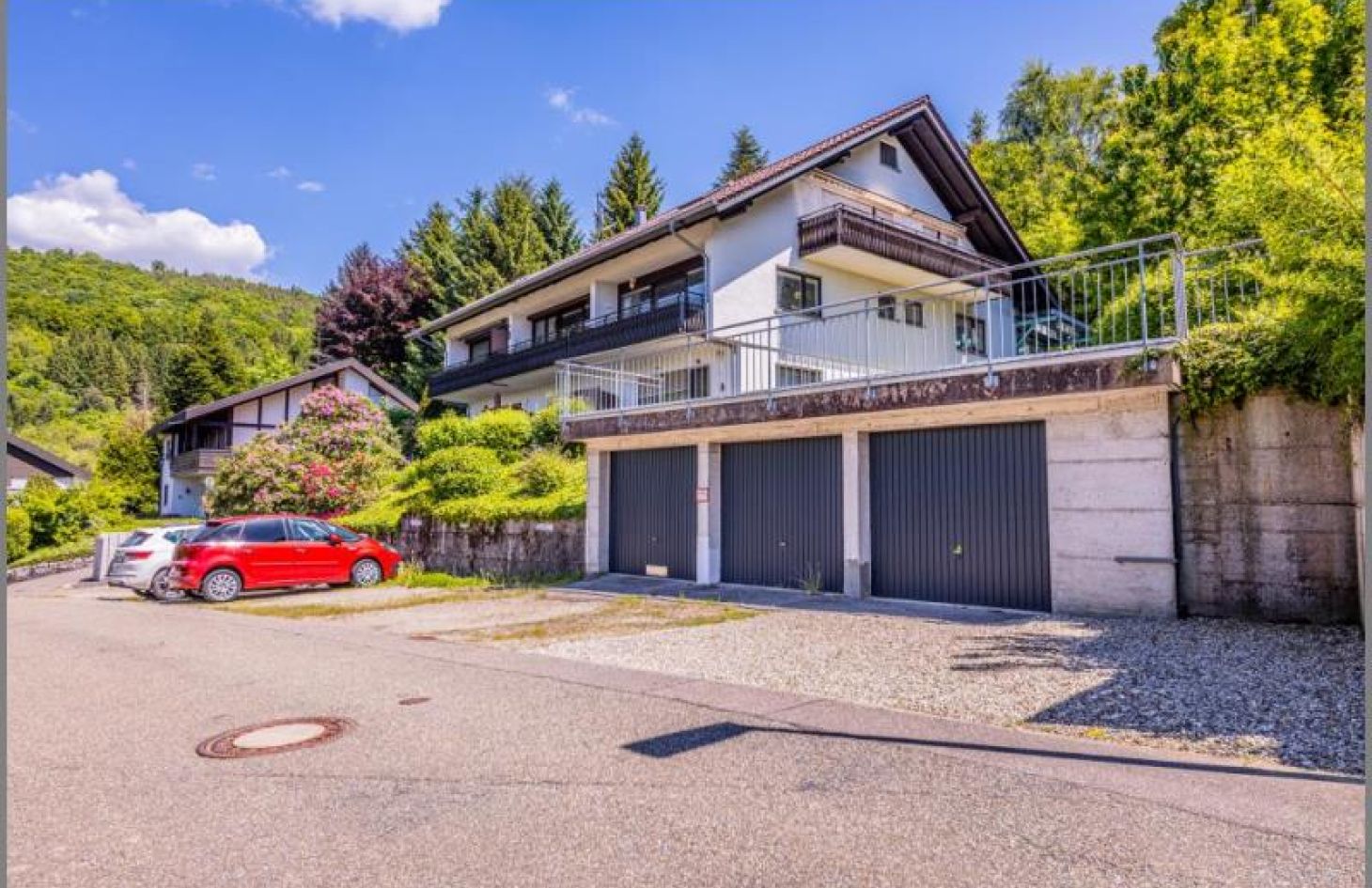 1 Garage + 2 Stellplätze von 2-in-1-Ferien-/Eigentumswohnung mit Wintergarten, Garage und herrlicher Aussicht! in Sasbachwalden bei Dhonau Immobilien-Makler Ortenau