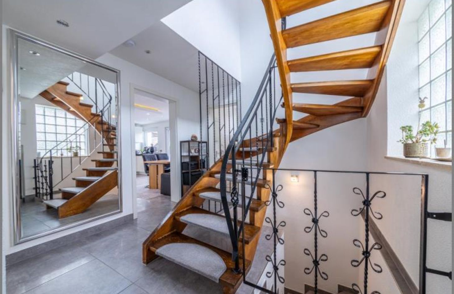 Treppe EG von Zentrumsnahe, sanierte Doppelhaushälfte - Schickes Zuhause im Herzen von Achern! in Achern bei Dhonau Immobilien-Makler Ortenau