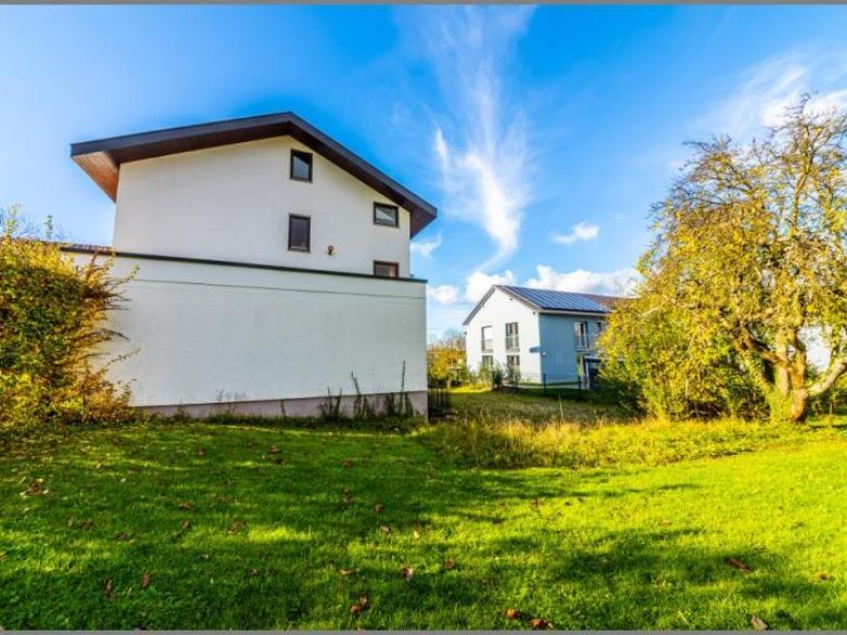 Ansicht Ost von Geräumiges Einfamilienhaus - tolle Wohnlage! Hobbyräume, Doppelgarage, Balkone, großes Grundstück. in Sinzheim bei Dhonau Immobilien-Makler Ortenau