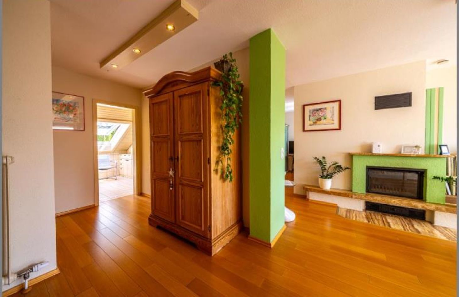 Flur von Sehr schöne DG-Eigentumswohnung mit Kamin, Loggia, Garten, Garage in Achern bei Dhonau Immobilien-Makler Ortenau