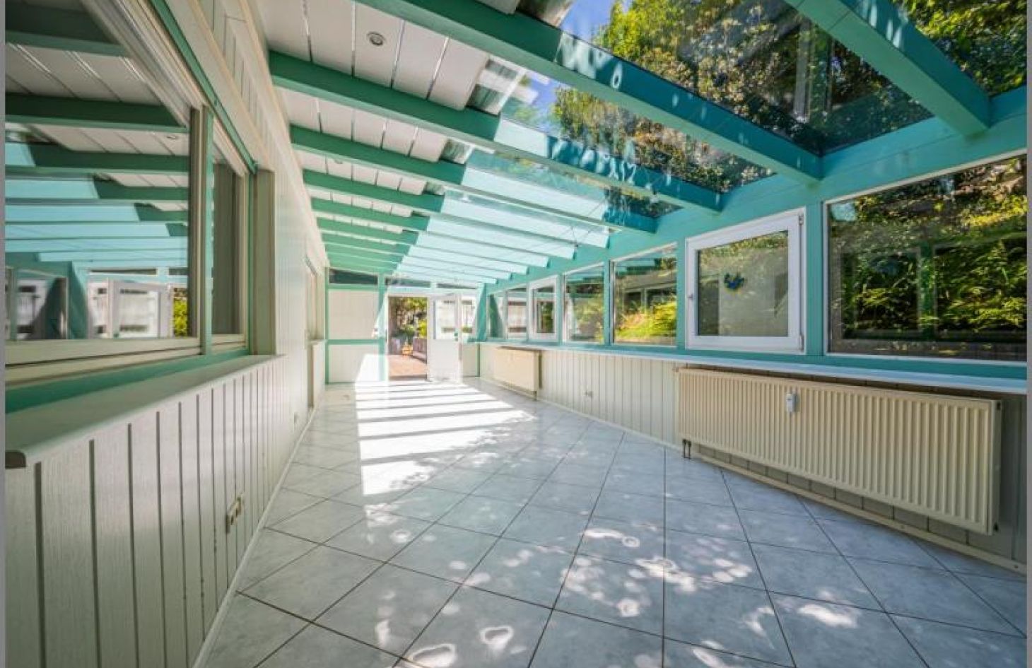 Großer Wintergarten von 2-in-1-Ferien-/Eigentumswohnung mit Wintergarten, Garage und herrlicher Aussicht! in Sasbachwalden bei Dhonau Immobilien-Makler Ortenau