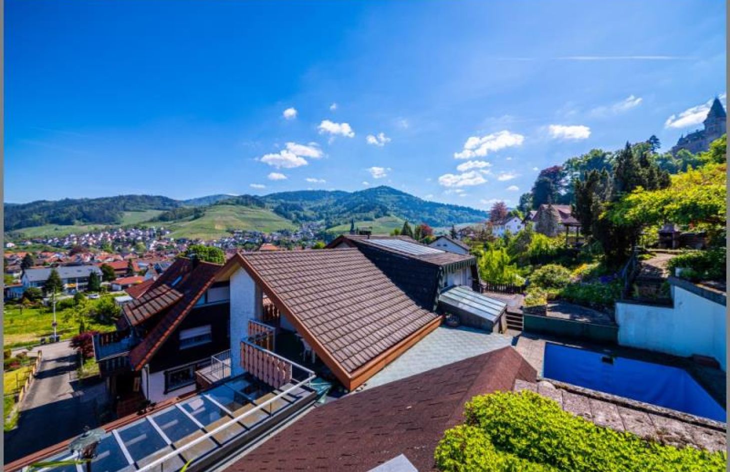 Wohnhaus / Poolterrassen von Wohnhaus & Airbnb! 6 Appartements, Terrassen, Lagerräume, Stellplätze! in Kappelrodeck bei Dhonau Immobilien-Makler Ortenau