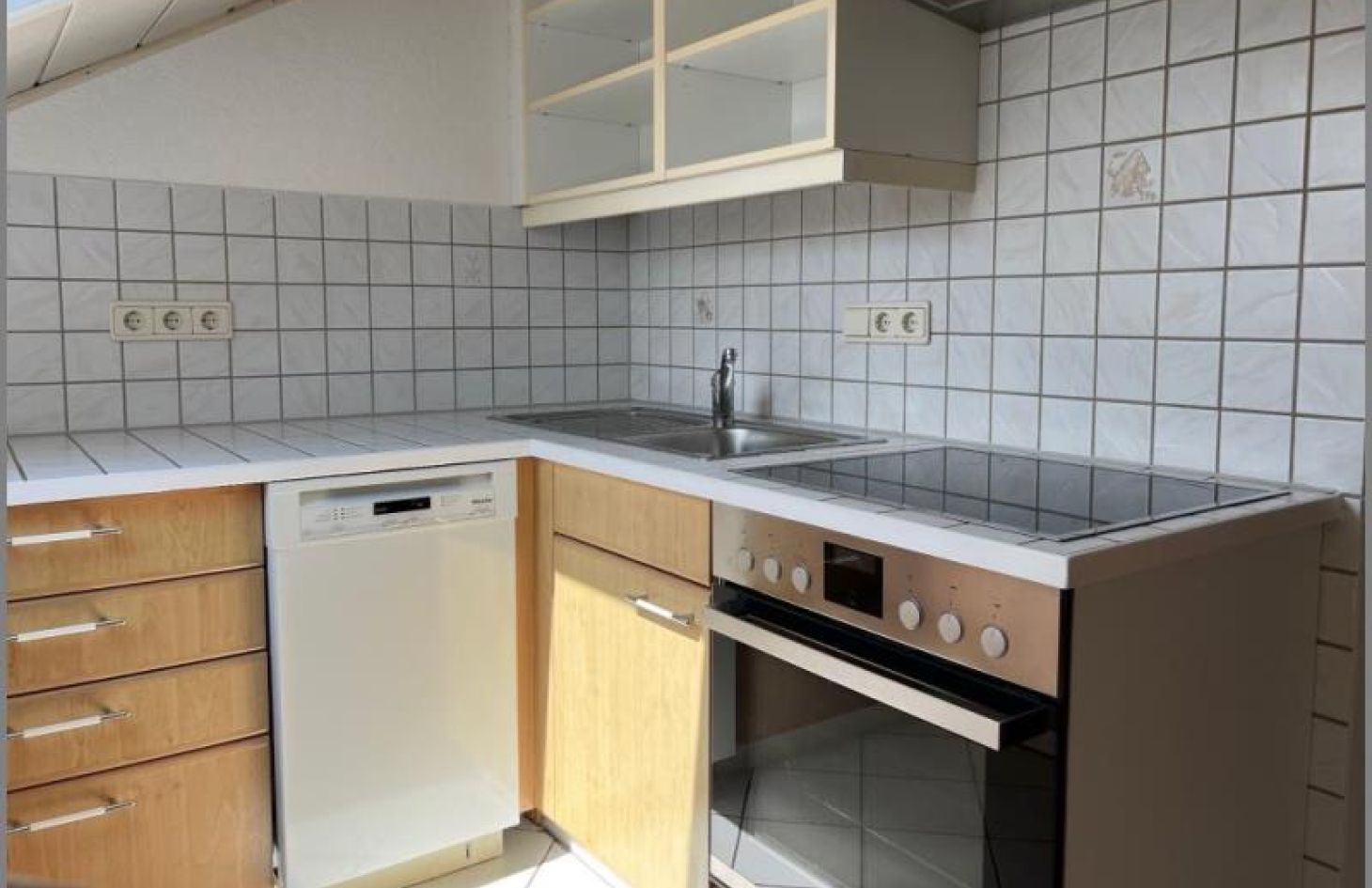 Küche von Gemütliche 2-Zimmer-Dachgeschoss-Wohnung mit großem Balkon in Rheinau-Rheinbischofsheim bei Dhonau Immobilien-Makler Ortenau