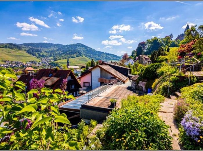 Wohnen am Schlossberg von Wohnhaus & Airbnb! 6 Appartements, Terrassen, Lagerräume, Stellplätze! in Kappelrodeck bei Dhonau Immobilien-Makler Ortenau