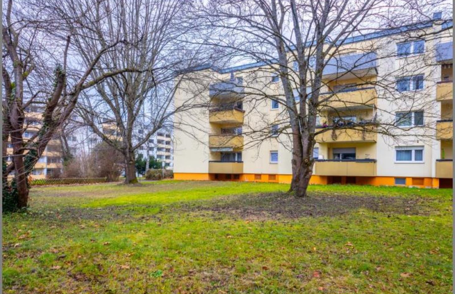 Hausansicht Süd / Balkon von 5-Zimmer-ETW im 1. OG mit Balkon und Tiefgaragen-Stellplatz in Achern bei Dhonau Immobilien-Makler Ortenau