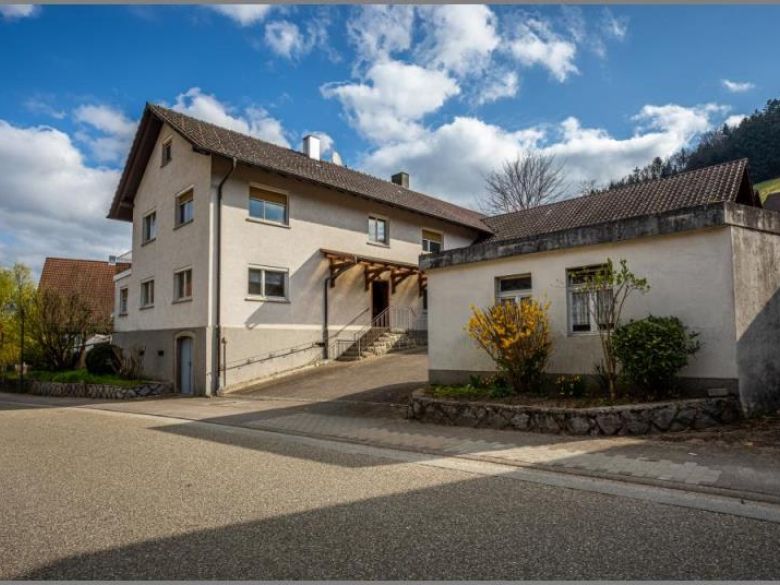 Wohnhaus / Garagen von Ein- bis Zweifamilienhaus mit massivem Öko-Anbau - Ausbauoption plus extra Grundstück! in Kappelrodeck bei Dhonau Immobilien-Makler Ortenau