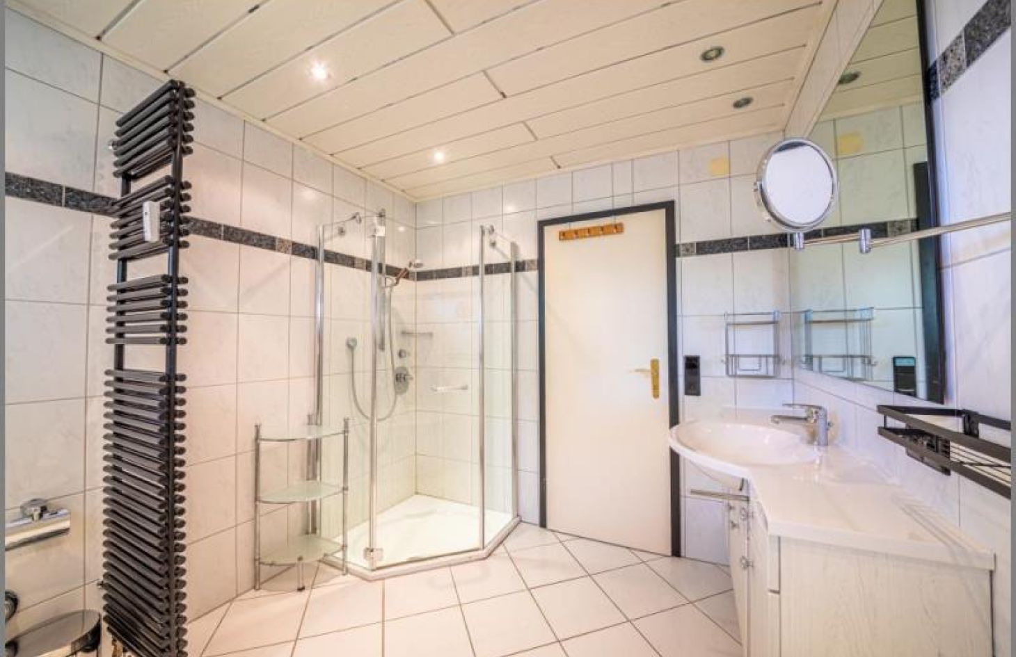 Badezimmer A von 2-in-1-Ferien-/Eigentumswohnung mit Wintergarten, Garage und herrlicher Aussicht! in Sasbachwalden bei Dhonau Immobilien-Makler Ortenau