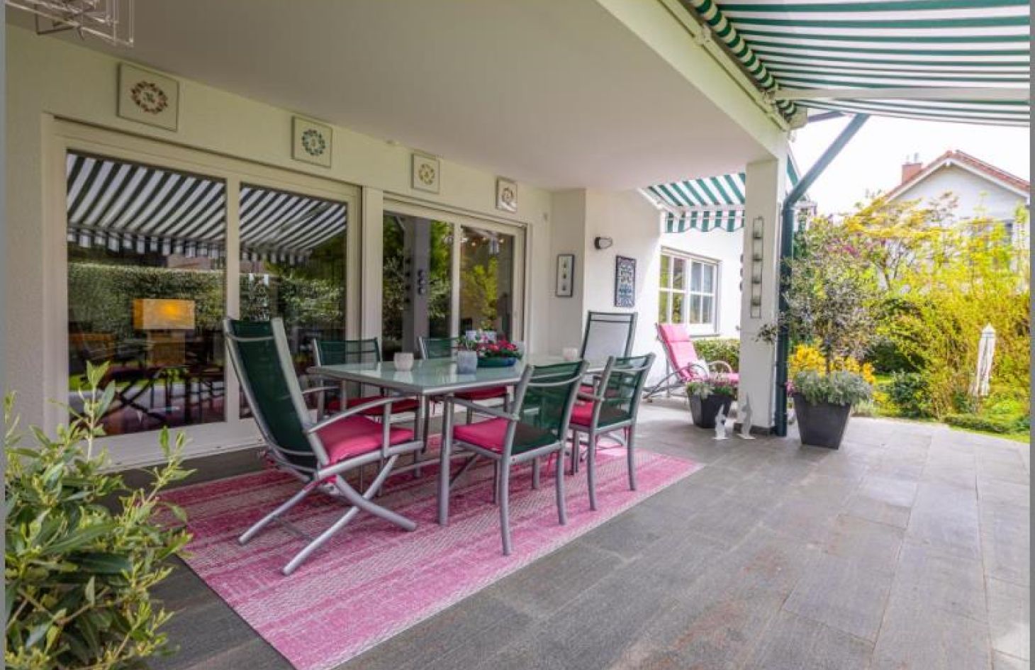 Überdachte Terrasse von Traum-Einfamilienhaus mit ELW und herrlichem Garten in Achern bei Dhonau Immobilien-Makler Ortenau