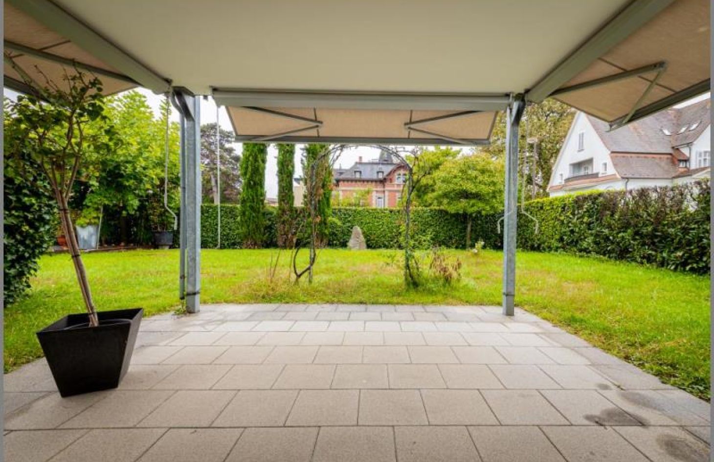 Terrasse Westblick von Genial! Schicke 3-Zimmer-Stadtwohnung im EG mit großem Garten, Tiefgarage, Aufzug in Achern Stadt bei Dhonau Immobilien-Makler Ortenau