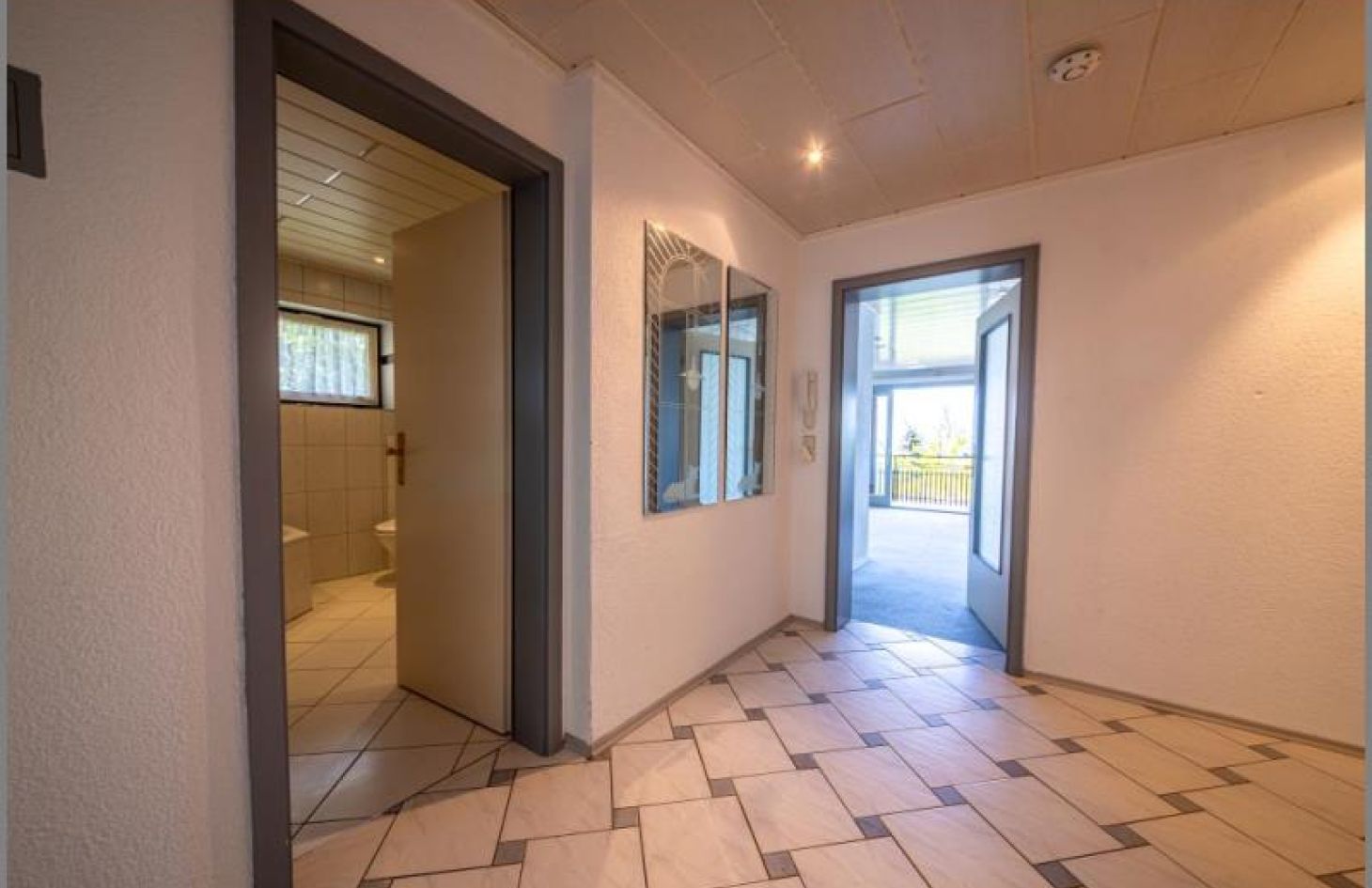 Flur / Bad / Wohnen A von 2-in-1-Ferien-/Eigentumswohnung mit Wintergarten, Garage und herrlicher Aussicht! in Sasbachwalden bei Dhonau Immobilien-Makler Ortenau