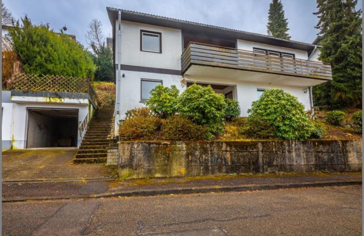 Hausansicht von Einfamilienhaus mit ELW in ruhiger Wohnlage in Lauf bei Dhonau Immobilien-Makler Ortenau