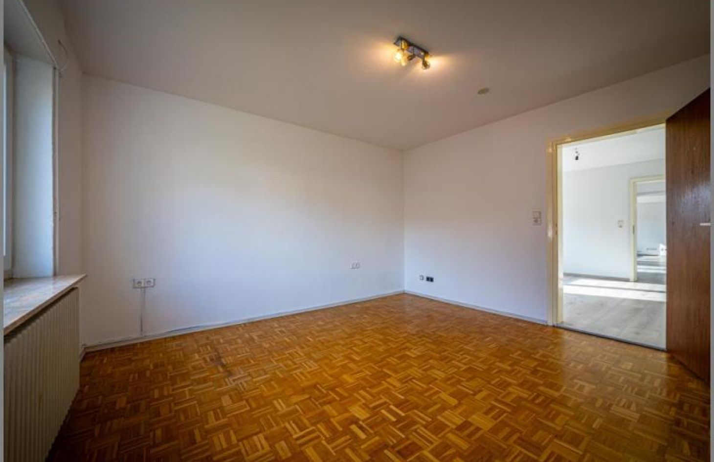 Schlafen EG von Für Anleger und Selbstnutzer! Gepflegtes Dreifamilienhaus bereit zur Neu-Vermietung! in Baden-Baden Varnhalt bei Dhonau Immobilien-Makler Ortenau