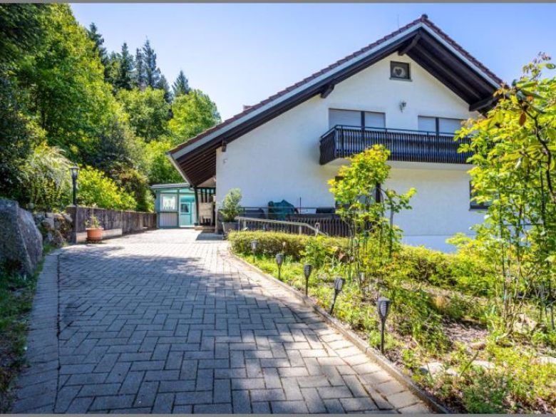 Zugang zum Haus von 2-in-1-Ferien-/Eigentumswohnung mit Wintergarten, Garage und herrlicher Aussicht! in Sasbachwalden bei Dhonau Immobilien-Makler Ortenau