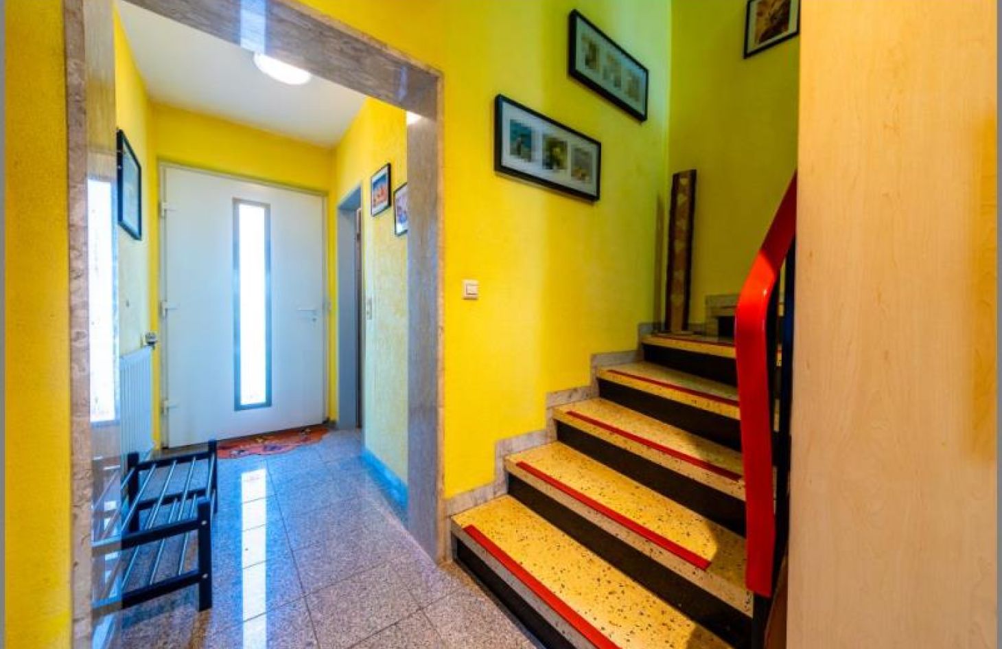 EG Eingang / Treppe von Geräumiges, gepflegtes Reihenmittelhaus mit 2 Garagen und tollem Gartengrundstück in Oberkirch-Oberdorf bei Dhonau Immobilien-Makler Ortenau