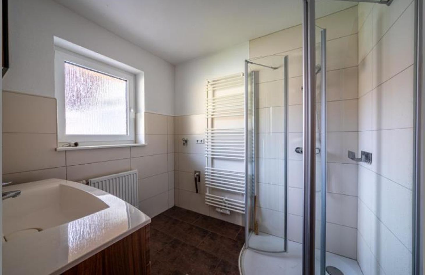 Wohnhaus EG Bad von Ein- bis Zweifamilienhaus mit massivem Öko-Anbau - Ausbauoption plus extra Grundstück! in Kappelrodeck bei Dhonau Immobilien-Makler Ortenau