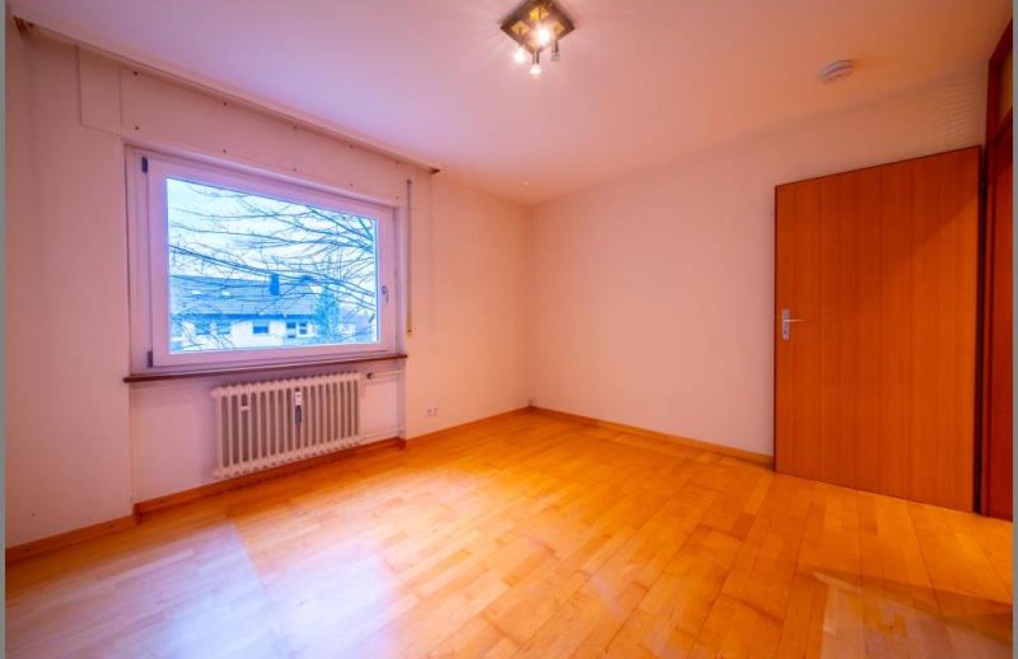 Schlafzimmer 1 von 4 von 5-Zimmer-ETW im 1. OG mit Balkon und Tiefgaragen-Stellplatz in Achern bei Dhonau Immobilien-Makler Ortenau