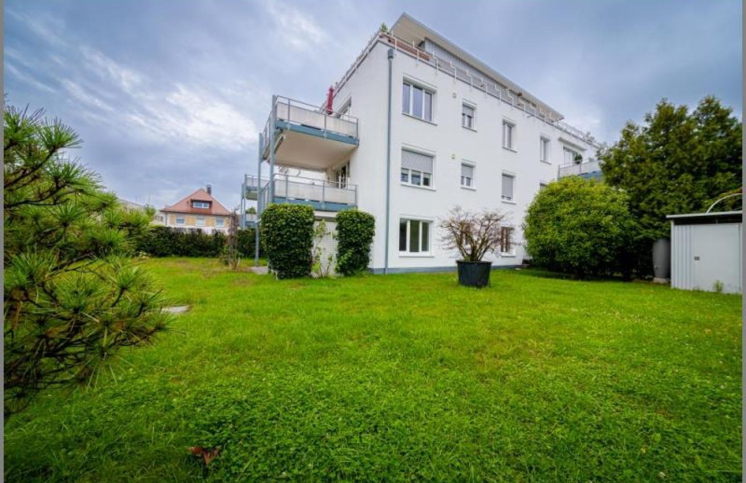 Südansicht von Genial! Schicke 3-Zimmer-Stadtwohnung im EG mit großem Garten, Tiefgarage, Aufzug in Achern Stadt bei Dhonau Immobilien-Makler Ortenau