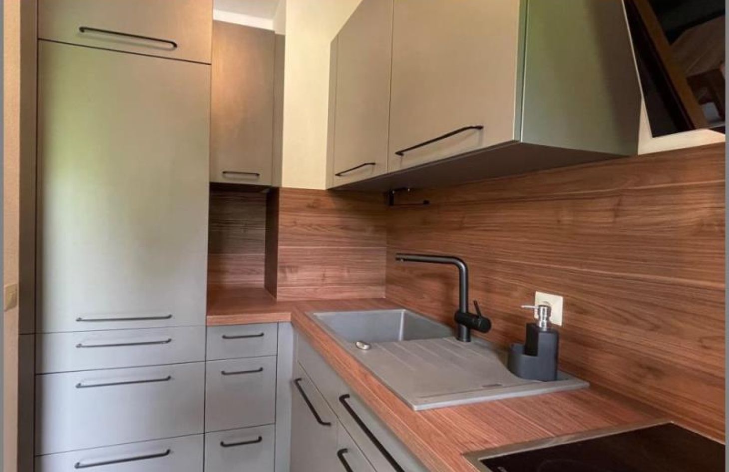 Einbauküche von Gemütliche 1-Zimmer-(Ferien-)-Wohnung mit Balkon in Sasbachwalden bei Dhonau Immobilien-Makler Ortenau