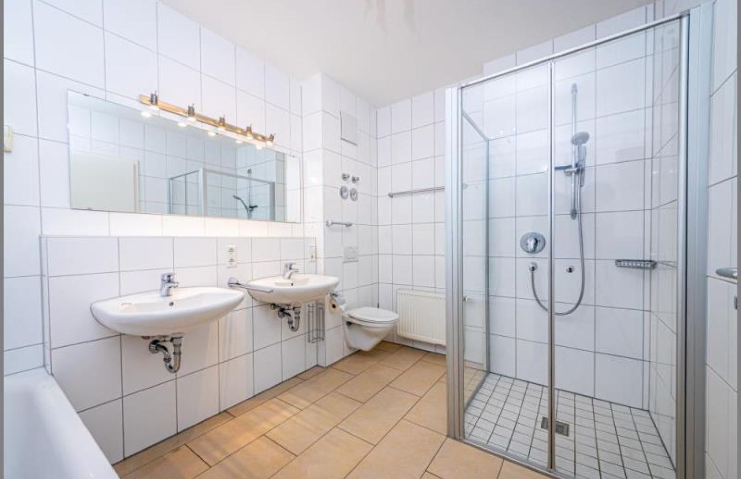 Bad von Genial! Schicke 3-Zimmer-Stadtwohnung im EG mit großem Garten, Tiefgarage, Aufzug in Achern Stadt bei Dhonau Immobilien-Makler Ortenau