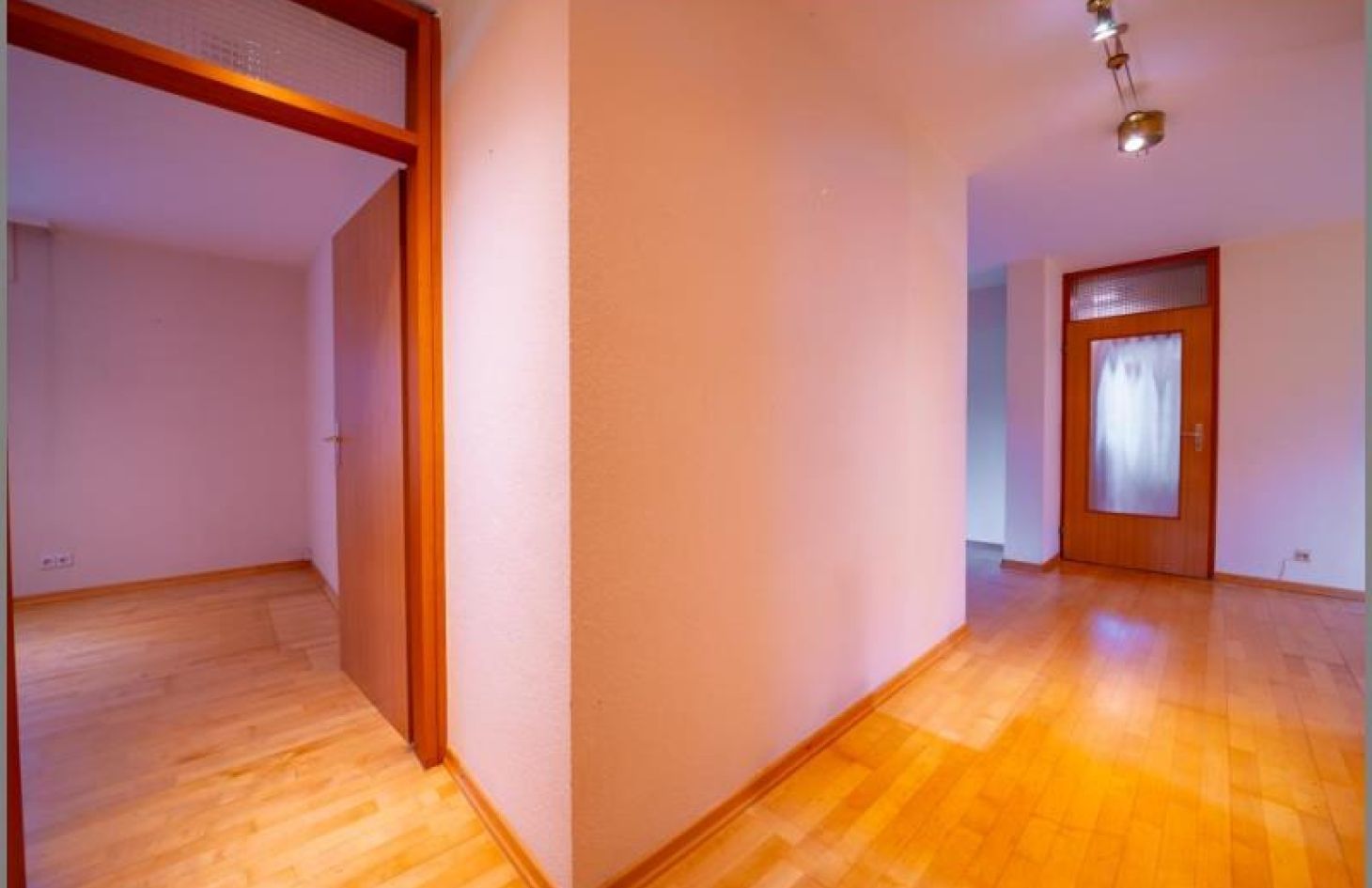 Flur im Eingangsbereich von 5-Zimmer-ETW im 1. OG mit Balkon und Tiefgaragen-Stellplatz in Achern bei Dhonau Immobilien-Makler Ortenau