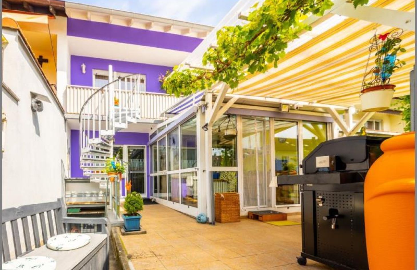 Terrasse und Wintergarten von Geräumiges, gepflegtes Reihenmittelhaus mit 2 Garagen und tollem Gartengrundstück in Oberkirch-Oberdorf bei Dhonau Immobilien-Makler Ortenau