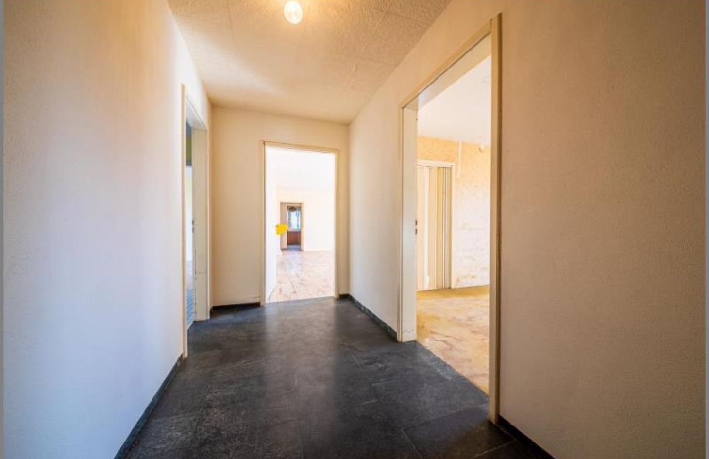 Flur von Träume entwickeln! 215qm Bungalow mit großem Grundstückspaket! in Rheinau-Freistett bei Dhonau Immobilien-Makler Ortenau