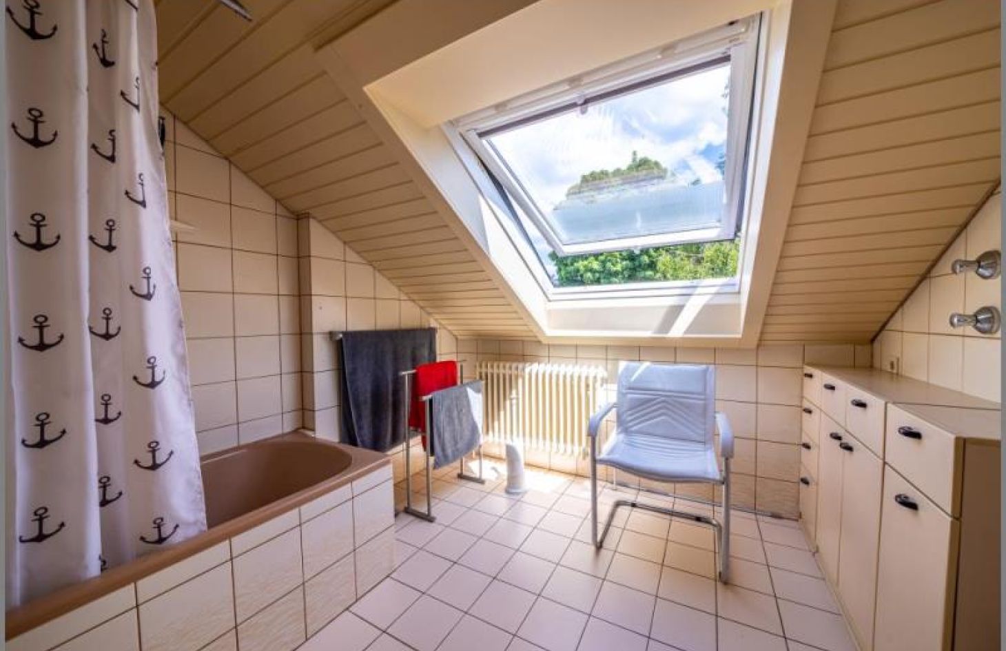 Bad von Sehr schöne DG-Eigentumswohnung mit Kamin, Loggia, Garten, Garage in Achern bei Dhonau Immobilien-Makler Ortenau