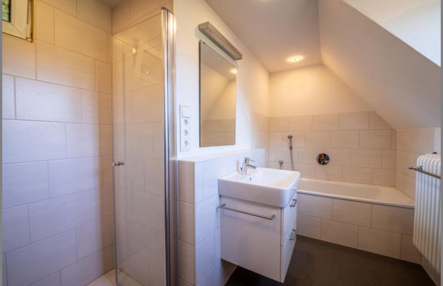 Bad DG 1 von Flair zum Verlieben! Sehr schönes, modernisiertes Einfamilienhaus mit Garten und Garagengebäude  in Achern-Önsbach bei Dhonau Immobilien-Makler Ortenau