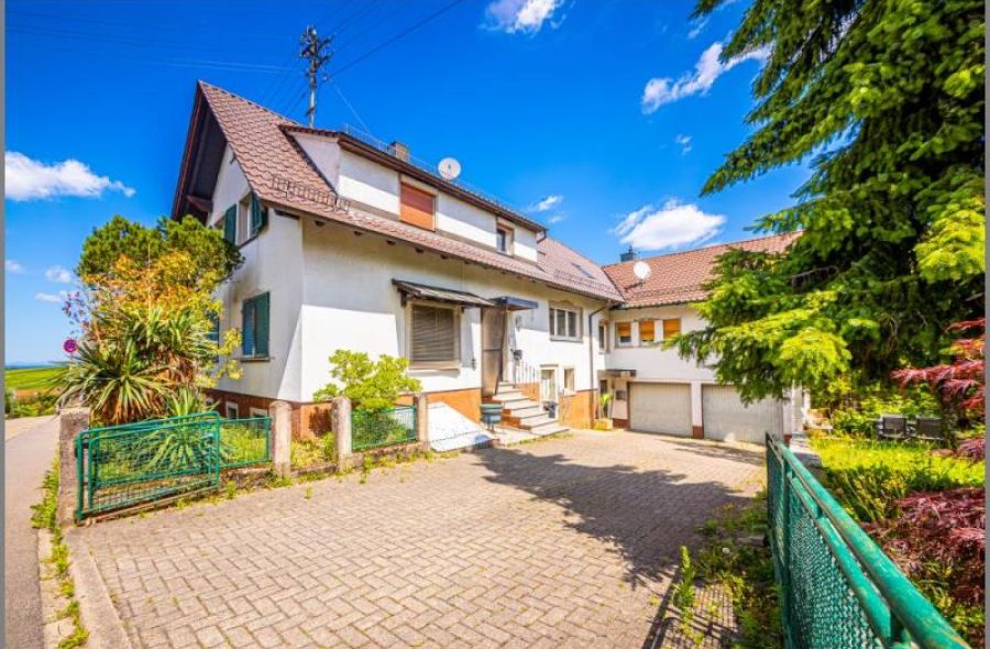 Anwesen in Varhalt von Teilsaniertes, großzügiges Zweifamilien-Anwesen mit Baugrundstück! in Baden-Baden bei Dhonau Immobilien-Makler Ortenau