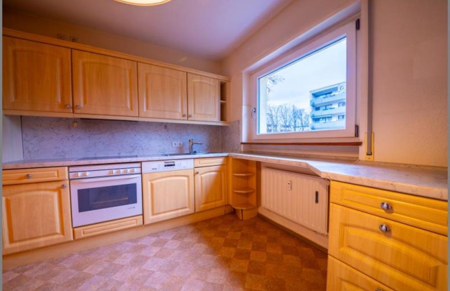 Einbauküche von 5-Zimmer-ETW im 1. OG mit Balkon und Tiefgaragen-Stellplatz in Achern bei Dhonau Immobilien-Makler Ortenau