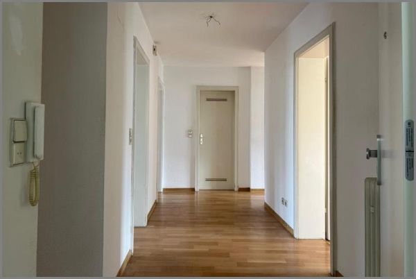 Flur von Große, helle 4-Zimmer-Wohnung im 1.OG mit Balkon zentral in Achern in Achern bei Dhonau Immobilien-Makler Ortenau