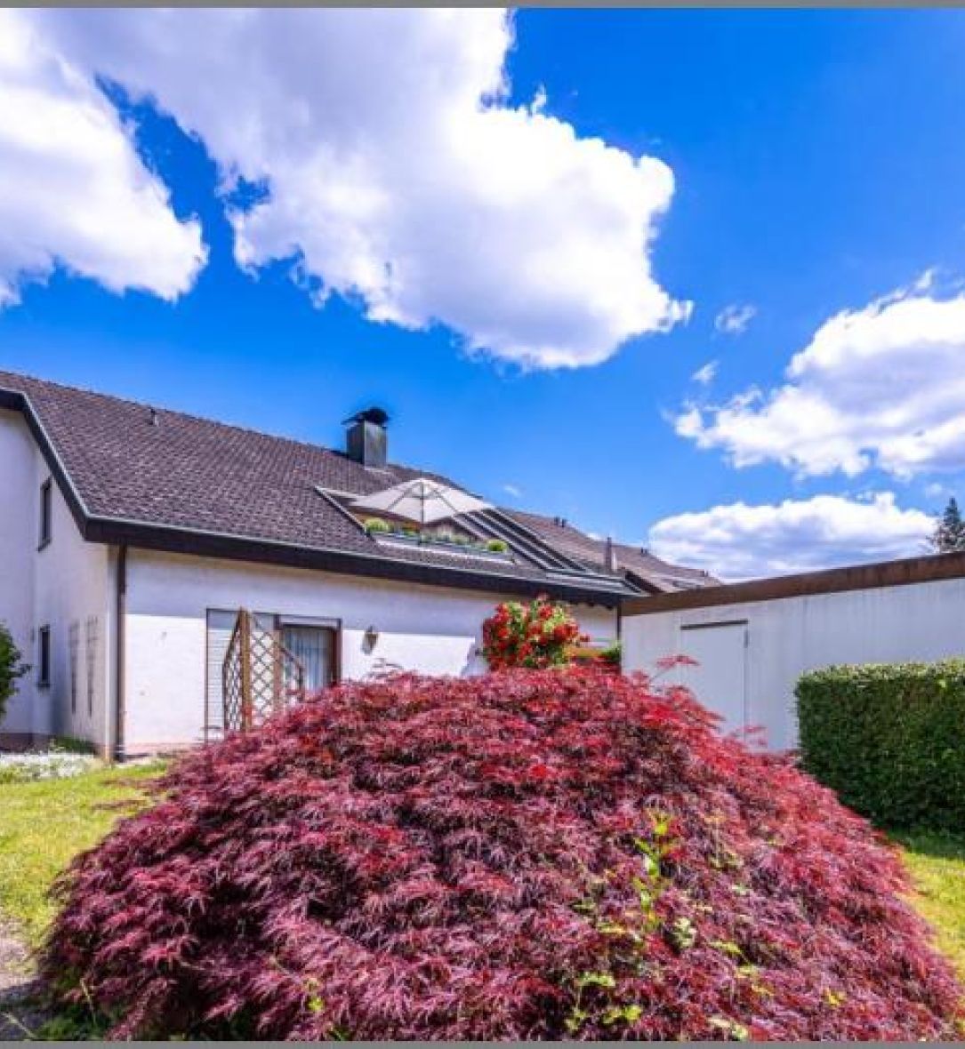 Zweifamilienhaus mit Garagen von Sehr schöne DG-Eigentumswohnung mit Kamin, Loggia, Garten, Garage in Achern bei Dhonau Immobilien-Makler Ortenau