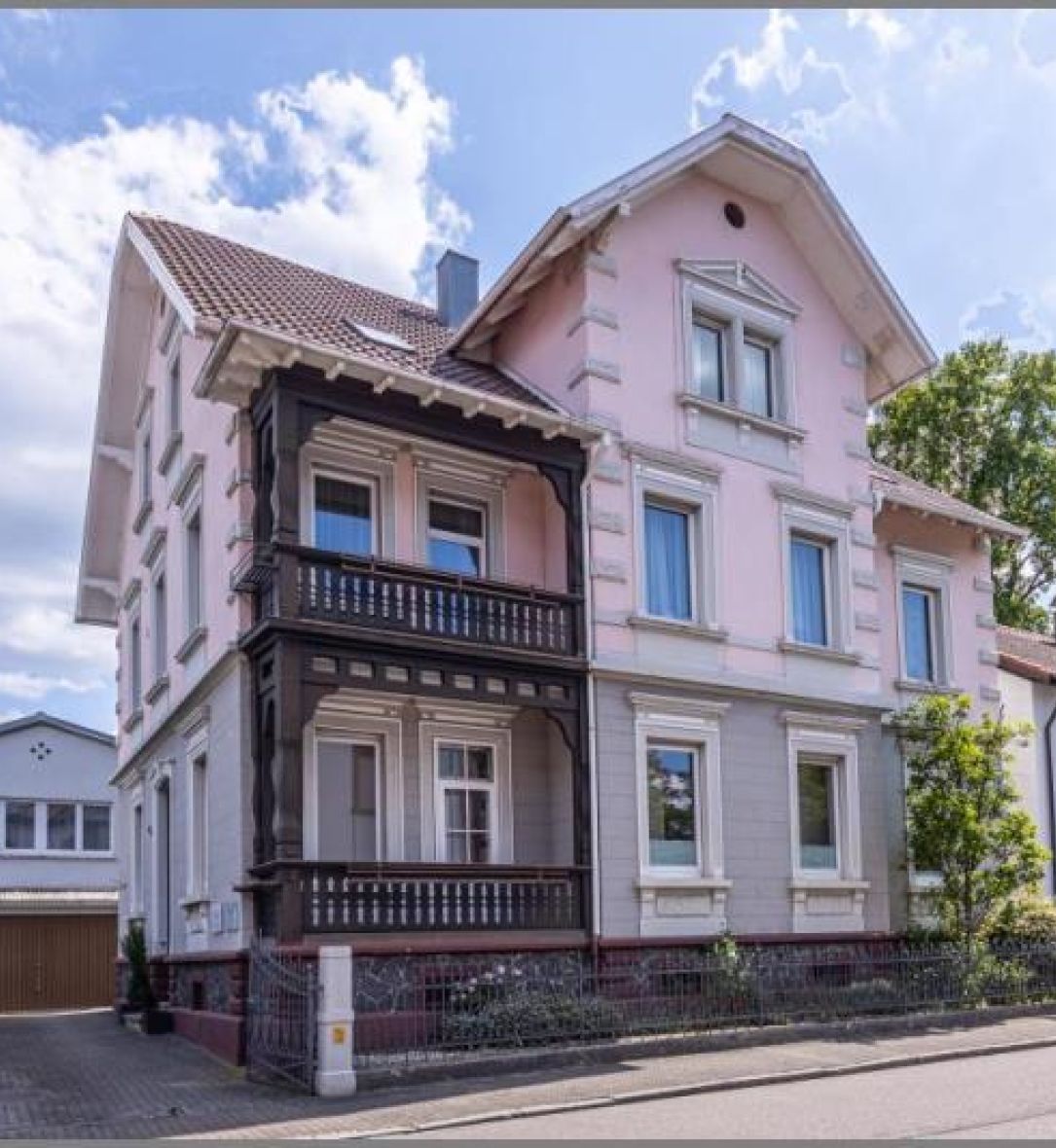 Edles Stadthaus in Achern von Elegante Altbau-Stadtvilla mit 3 Wohnungen / Praxis. 125 Jahre erstklassig! in Achern / Stadt bei Dhonau Immobilien-Makler Ortenau