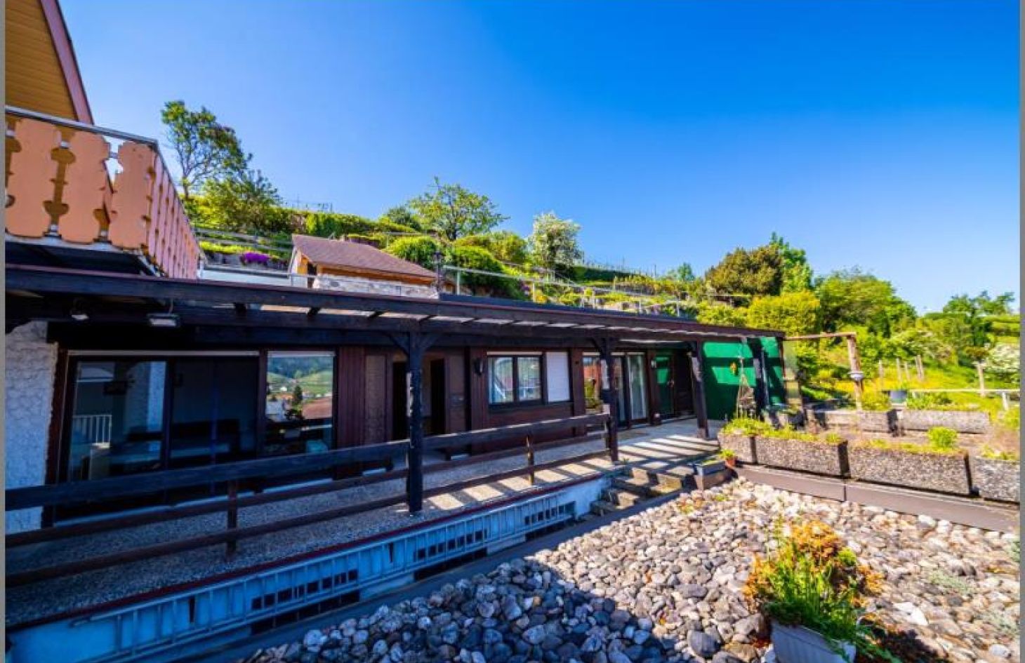 Appartementhaus mit Terrasse von Wohnhaus & Airbnb! 6 Appartements, Terrassen, Lagerräume, Stellplätze! in Kappelrodeck bei Dhonau Immobilien-Makler Ortenau