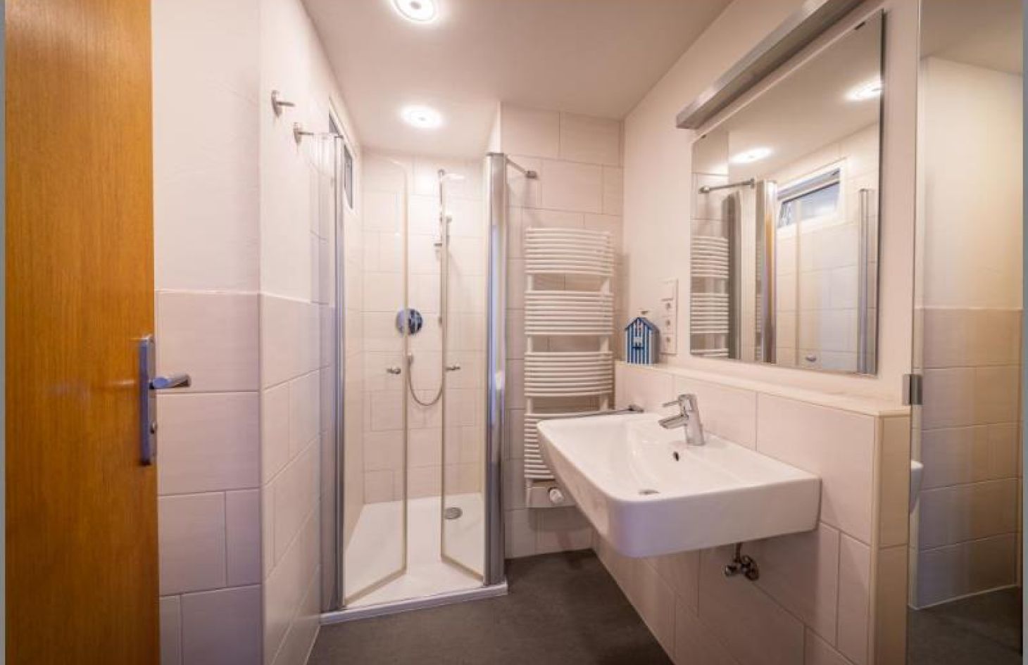 Duschbad DG 1 von Flair zum Verlieben! Sehr schönes, modernisiertes Einfamilienhaus mit Garten und Garagengebäude  in Achern-Önsbach bei Dhonau Immobilien-Makler Ortenau