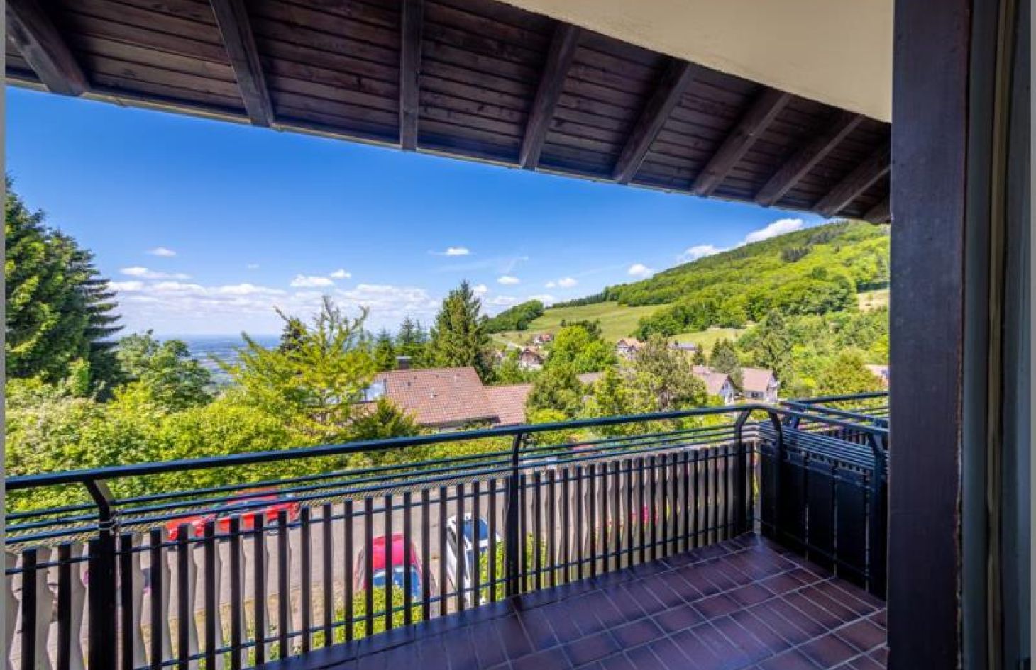 Balkon mit Aussicht von 2-in-1-Ferien-/Eigentumswohnung mit Wintergarten, Garage und herrlicher Aussicht! in Sasbachwalden bei Dhonau Immobilien-Makler Ortenau