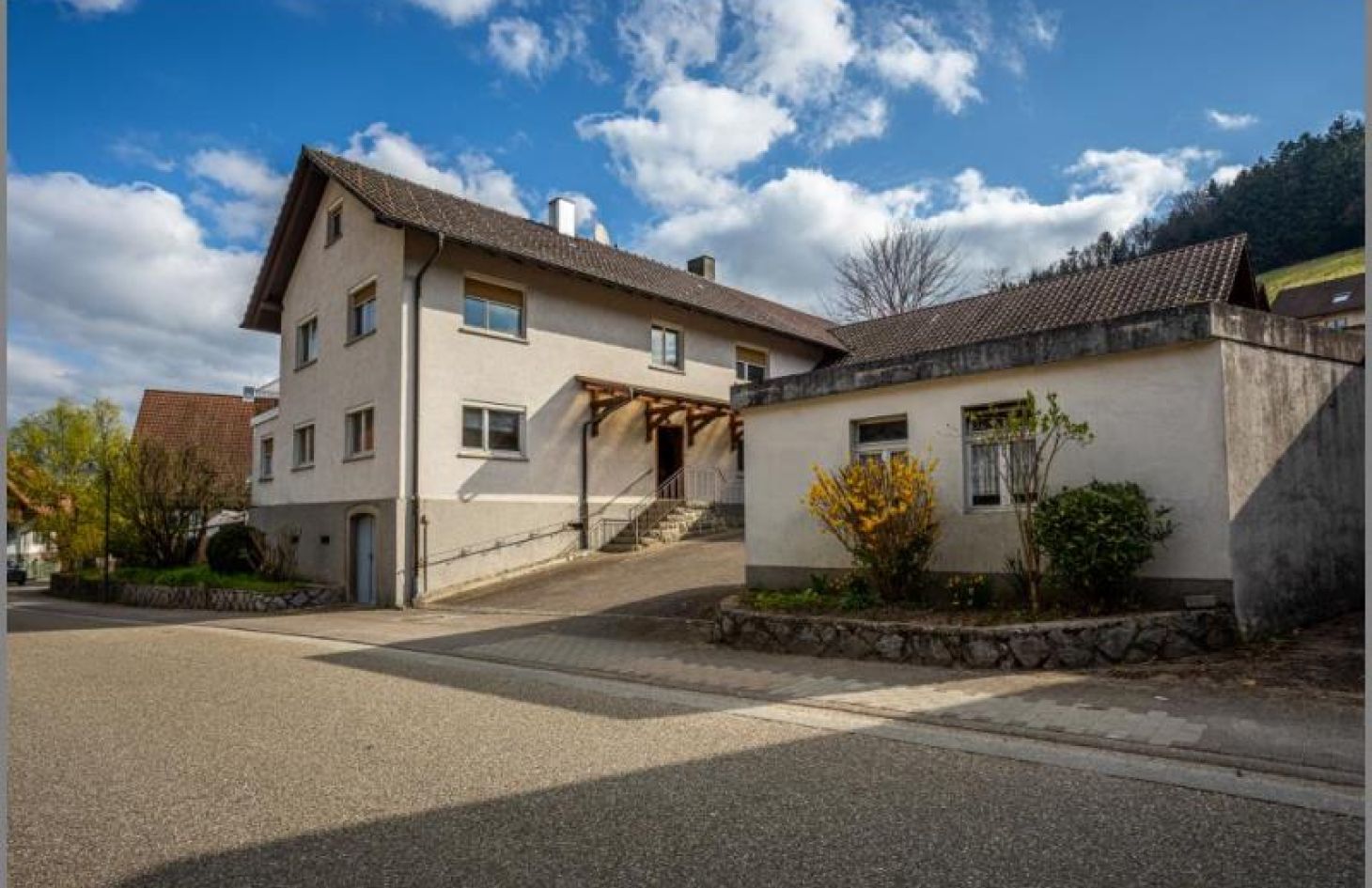 Wohnhaus / Garagen von Ein- bis Zweifamilienhaus mit massivem Öko-Anbau - Ausbauoption plus extra Grundstück! in Kappelrodeck bei Dhonau Immobilien-Makler Ortenau