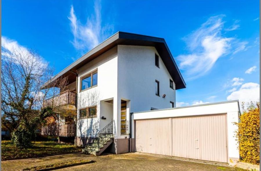 Großes Wohnhaus mit Garagen von Geräumiges Einfamilienhaus - tolle Wohnlage! Hobbyräume, Doppelgarage, Balkone, großes Grundstück. in Sinzheim bei Dhonau Immobilien-Makler Ortenau