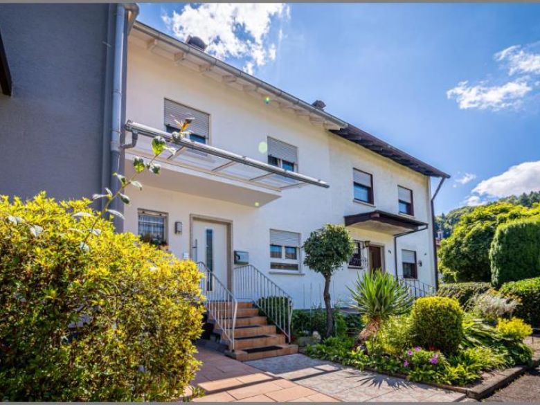 Eingang mit Stellfläche von Geräumiges, gepflegtes Reihenmittelhaus mit 2 Garagen und tollem Gartengrundstück in Oberkirch-Oberdorf bei Dhonau Immobilien-Makler Ortenau