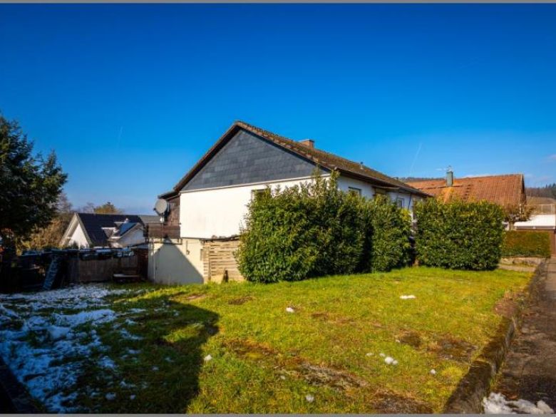 Süd-Grundstück / Wiese von Einziehen oder Ausbauen?! Ein Familienhaus mit Platz und ELW in Neuweier! in Baden-Baden bei Dhonau Immobilien-Makler Ortenau