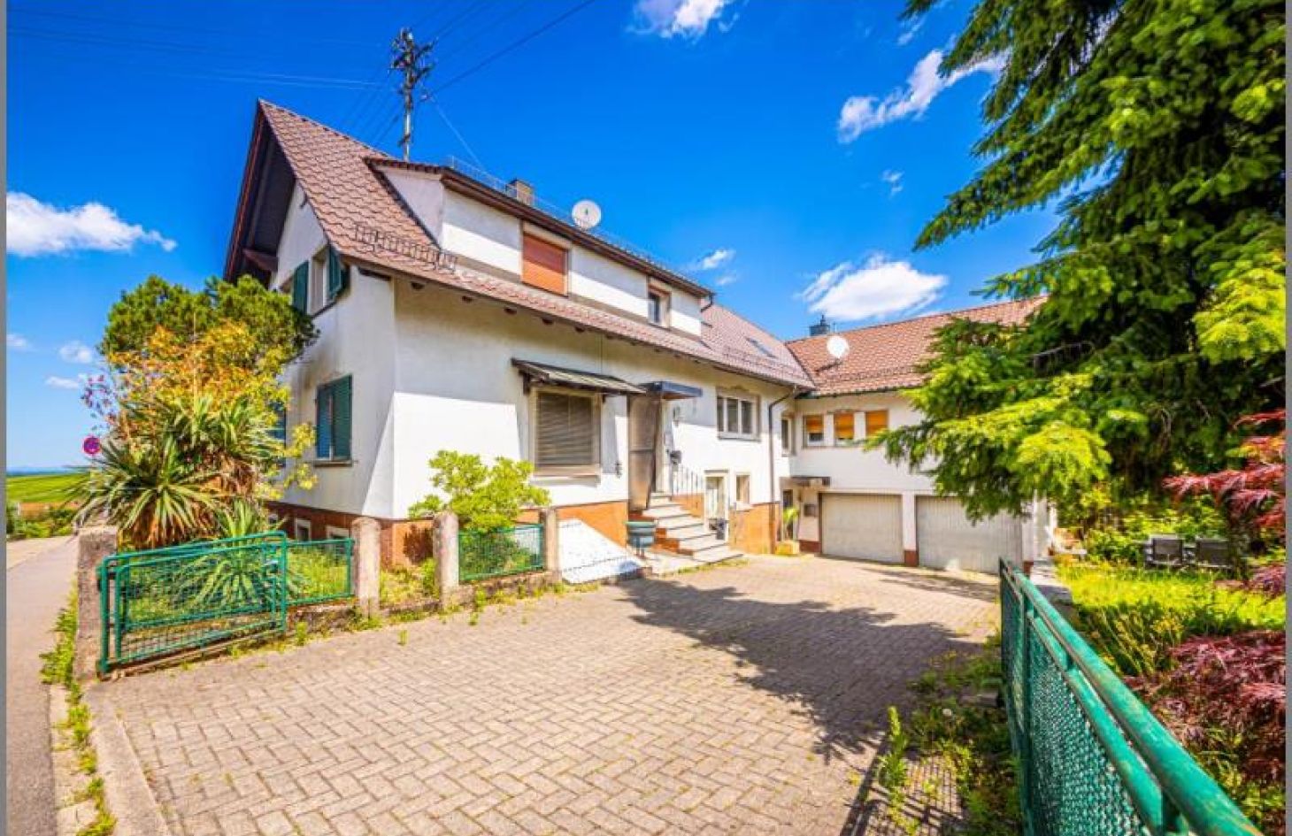 Anwesen in Varhalt von Teilsaniertes, großzügiges Zweifamilien-Anwesen mit Baugrundstück! in Baden-Baden-Varnhalt bei Dhonau Immobilien-Makler Ortenau