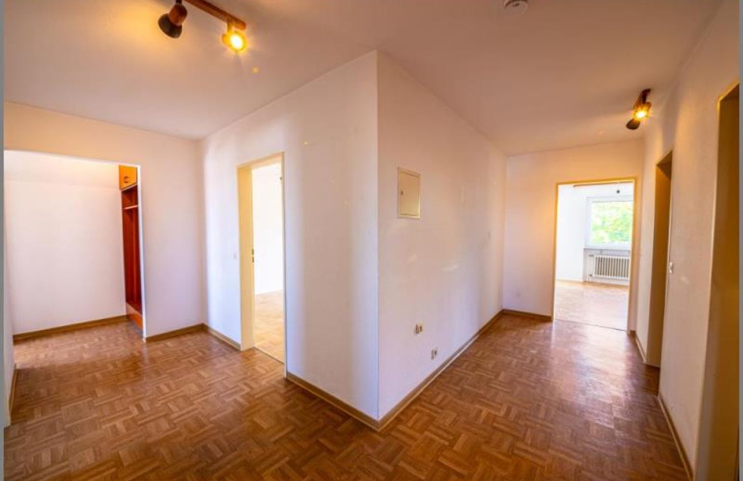 Flur: Wohnen / Schlafen von Herrlich Wohnen über Achern ! 3-Zimmer-ETW! Balkon, Aufzug, Tiefgarage! in Achern-Nord bei Dhonau Immobilien-Makler Ortenau